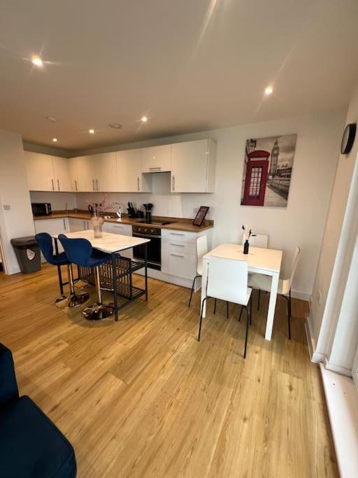 2 Bed Corner Apartment With Gym Манчестер Экстерьер фото